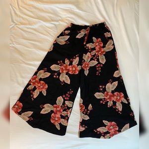 Black Floral palazzo gaucho pants small
